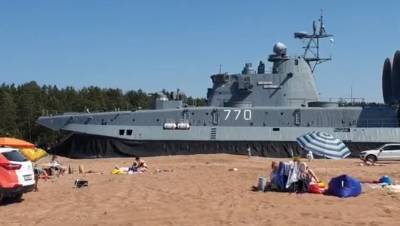 Десантный корабль "отдыхает" на одном из пляжей под Петербургом