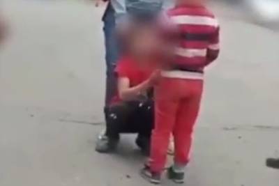 Яжемать из Красноярска заставила ребенка на коленях извиняться перед ее сыном