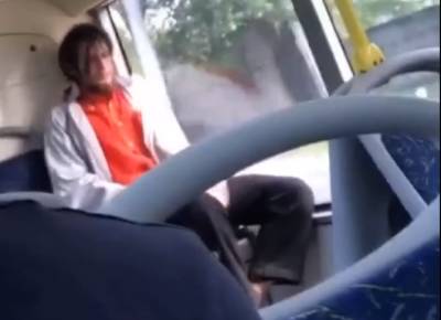 В Ростове лохматый парень избил пассажира автобуса №96