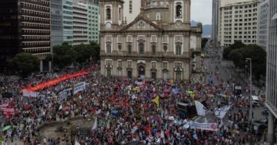 Полмиллиона смертей от COVID-19: бразильцы массово протестуют против бездействия власти (ФОТО)