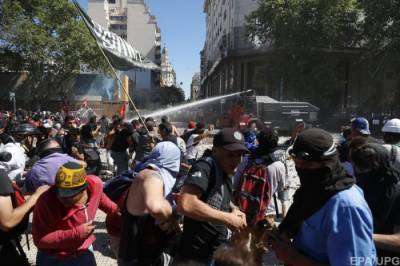 В Буэнос-Айресе силовики жёстко разогнали митинг медработников
