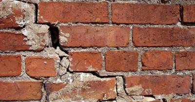 Как восстановить трещины в стене при помощи укрепления фундамента