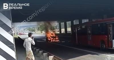 В Казани сняли на видео вспыхнувшую легковушку после столкновения с автобусом