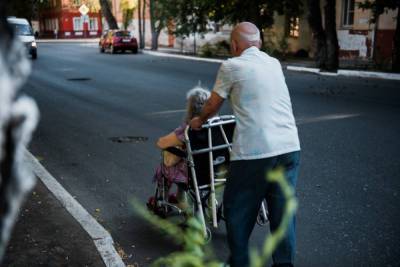 В Астрахани помогли женщине-инвалиду получить средство реабилитации