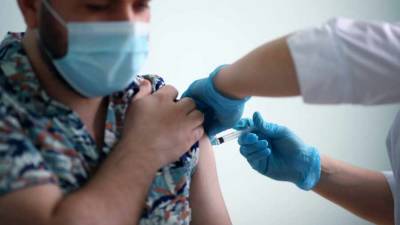 Эксперт: вакцинация может замедлить распространение новых форм COVID-19