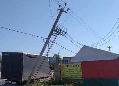 Грузовик задел опору с проводами под напряжением в Янино
