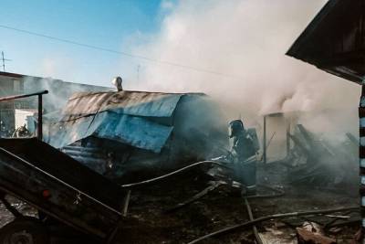 7 надворные построек сгорели в пожаре в Ижевске