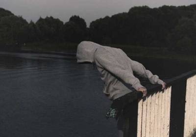 В Киеве полураздетый мужчина прыгнул с моста и попал на видео