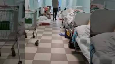 В петербургской больнице №15 пациенты лежат на полу из-за нехватки мест