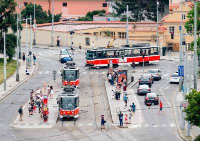 Прага попрощалась с трамваями T6A5: видео