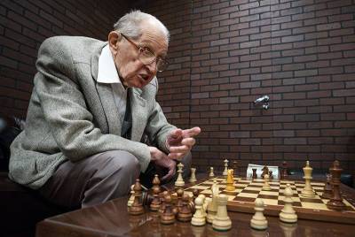 99-летний гроссмейстер Юрий Авербах госпитализирован с коронавирусом