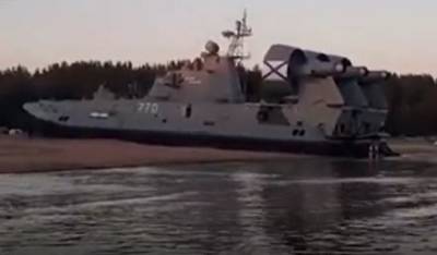 Военный корабль «припарковался» на пляже в Ленобласти, но это не смутило отдыхающих – видео