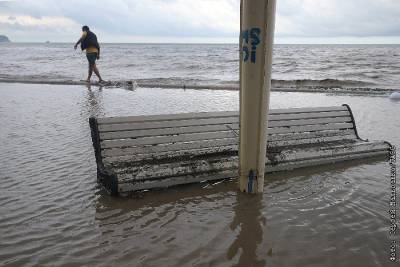 Большинство пляжей Ялты расчистили от мусора после подтопления