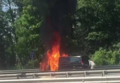 На трассе из Киева в "Борисполь" на ходу загорелся бус