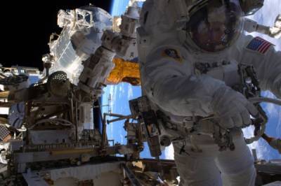Астронавты вышли с МКС в открытый космос на шесть часов