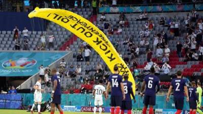 Экоактивист на параплане с надписью «Откажись от нефти» приземлился на футбольное поле в Мюнхене, есть пострадавшие
