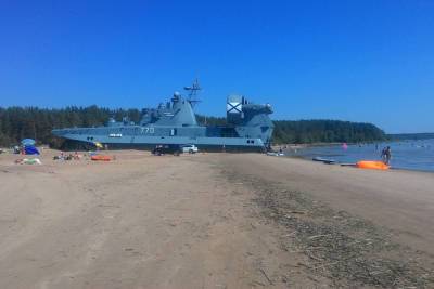 Петербуржцев смутил военный корабль на городском пляже