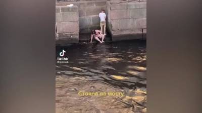 На видео в TikTok попал еще один пловец по рекам летнего Петербурга