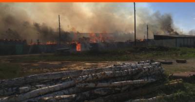 На Урале огонь охватил цеха и десятки гаражей. Видео