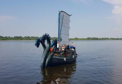 Ладья «Змей Горыныч» спасла севшую на мель яхту в Нижнем Новгороде