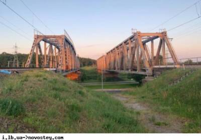 На Киевщине погиб подросток, который хотел сделать селфи на железнодорожном мосту