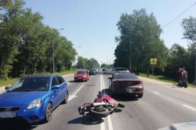 Мотоцикл врезался в машину на трассе Псков – Изборск