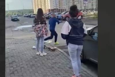 Житель Челябинска ремнем отхлестал куривших кальян на парковке девушек