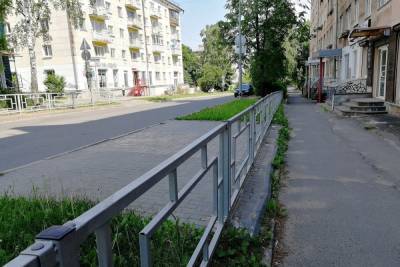 В Петрозаводске забором от пешеходов оградили газон