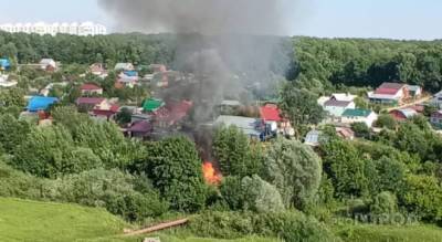 В Чебоксарах горит летний дом