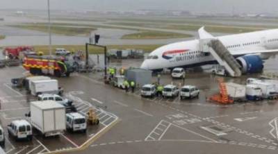 В аэропорту Лондона самолет упал на нос