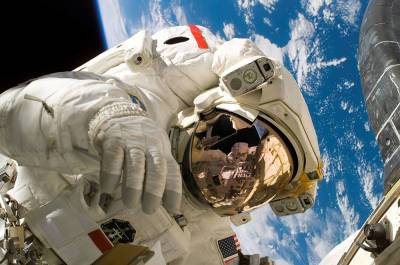Астронавты вышли в открытый космос для установки солнечных батарей на МКС