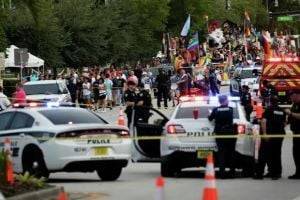 В США автомобиль врезался в участников гей-парада. Видео