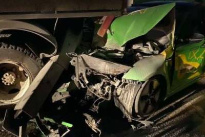 В Харькове водитель такси влетел в грузовик: пострадала пассажирка. ФОТО