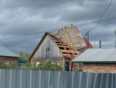 Сильный ветер повредил в Коми заборы и крыши