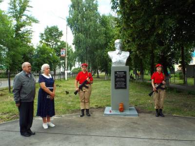 В Ишеевке открыли памятник герою