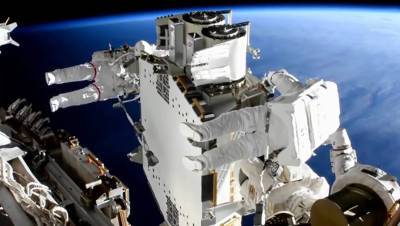 Астронавтам удалось развернуть солнечную батарею в открытом космосе