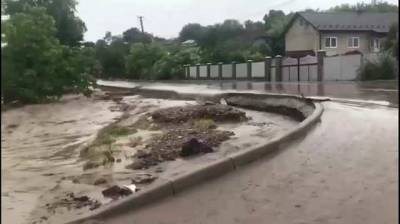 На Буковине затопило села, дороги превратились в реки: фото и видео непогоды