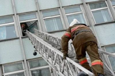 Пожарные спасли маленькую девочку и женщину без сознания из горящего дома в Чите