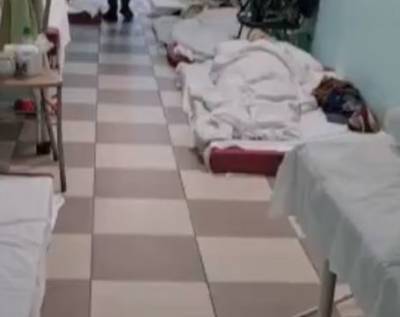 Петербургские медики разместили пациентов больницы с COVID-19 на полу коридора