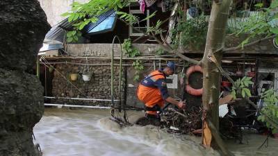 В Крыму наращивают силы и средства для устранения последствий разрушительного наводнения