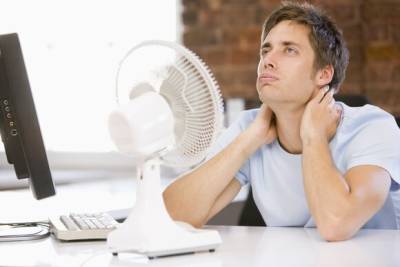 В Роспотребнадзоре посоветовали сокращать рабочий день при высокой температуре в офисе