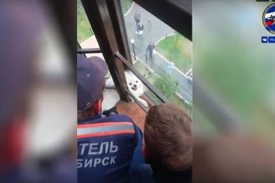 Спасатели освободили застрявшего на балконе шпица в Новосибирске