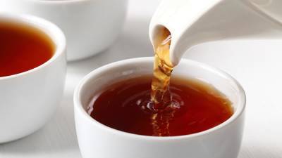 Врач оценила пользу горячего чая в жару