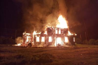 Вековая деревянная церковь сгорела в Красноярском крае после удара молнии