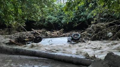 «Деревья падали, машины уносило в море». Как воронежцы пережили наводнение в Ялте