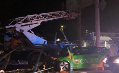 В Харькове легковушка разбилась о грузовик, меняющий рекламу, есть пострадавшие