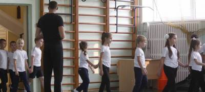 На каком основании в школах Петрозаводска с нового учебного года отменяют третий урок физкультуры