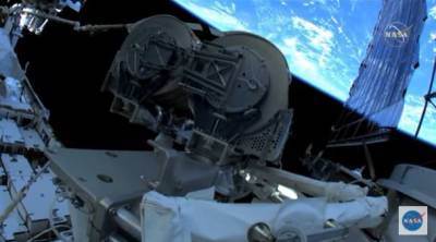 Астронавты с МКС совершили выход в открытый космос и записали это на видео