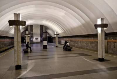 Человек упал на пути в петербургском метро