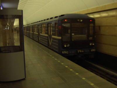 На пути оранжевой ветки метро в Петербурге упал пассажир
